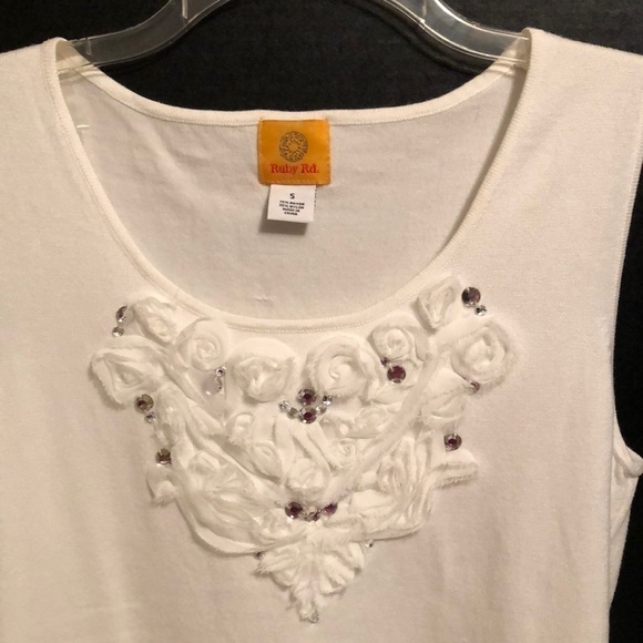 Ruby road top. White with applicate flowers. Small - Picture 2 of 3